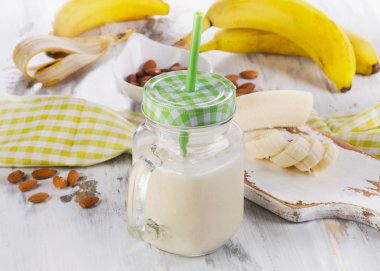 Muz smoothie kavanoz içinde