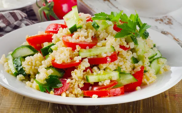 Ensalada con bulgur, perejil y verduras . —  Fotos de Stock