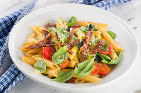 Penne met zongedroogde tomaten — Stockfoto