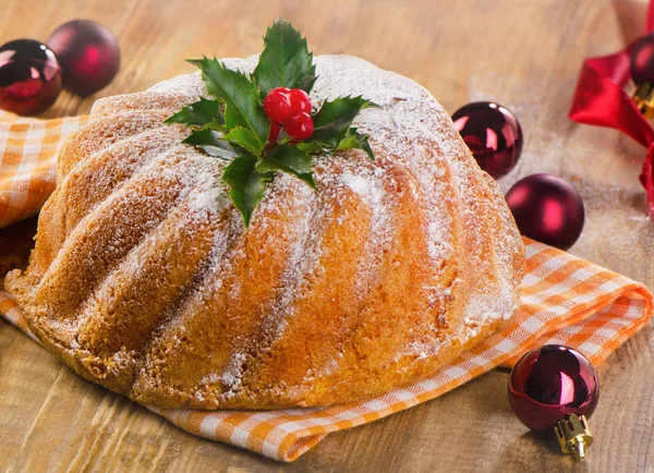 Zoete kerst cake op een rustieke houten bord. — Stockfoto