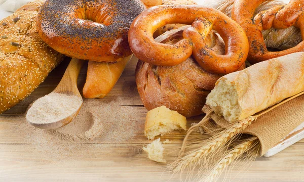 Fresh bread and flour — Stock Photo, Image