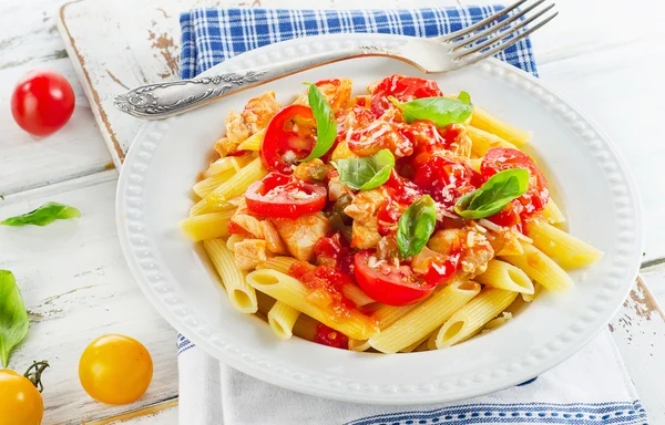 Паста с курицей, томатным соусом и свежим базиликом. Здоровое питание . — стоковое фото