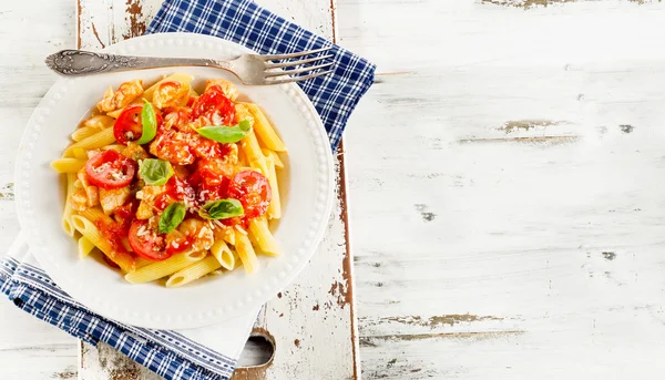 Italiensk pasta med soltørkede tomater – stockfoto