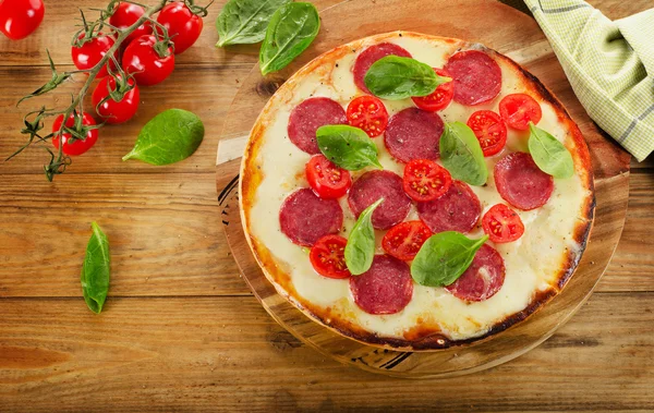 Smakelijke salami pizza — Stockfoto