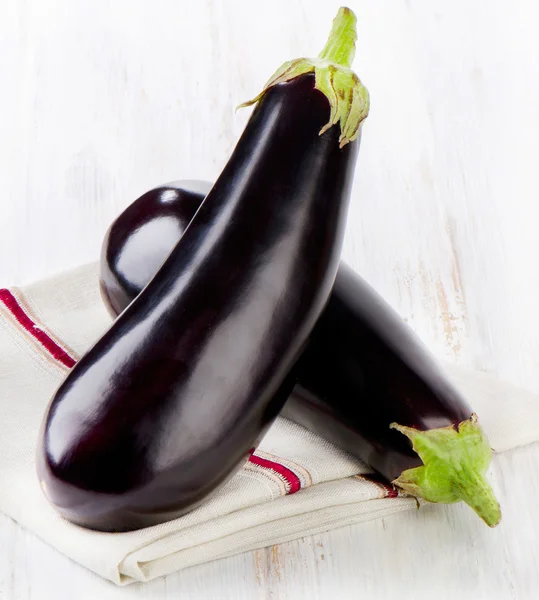 Twee verse aubergines — Stockfoto