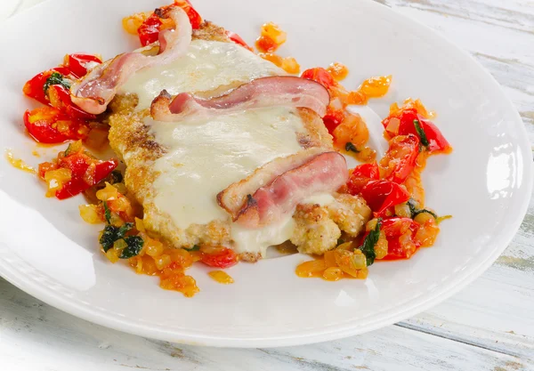 Hühnerbrust mit Käse, Speck und Tomaten gebacken. — Stockfoto