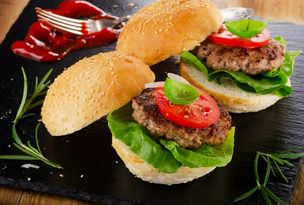 Hausgemachter Burger auf dunklem Hintergrund. — Stockfoto