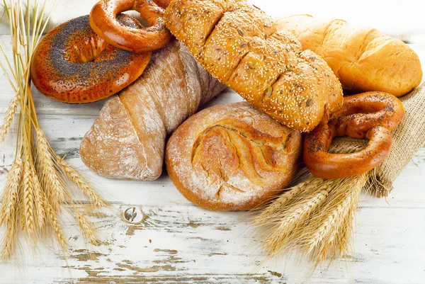 新鲜的面包和小麦 — 图库照片