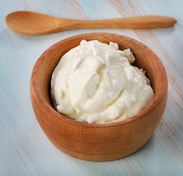 Йогурт в деревянной чаше
