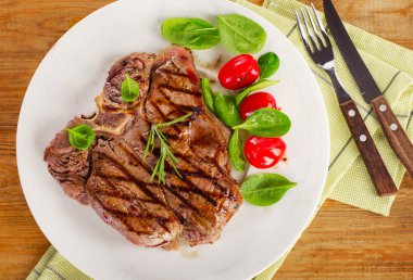T-Bone biftek ot salatası ile servis