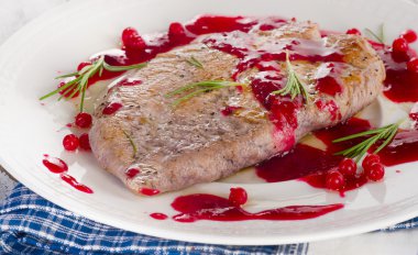 Kızılcık soslu hindi göğsü.