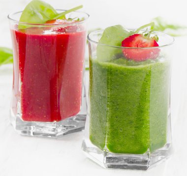 Sağlıklı ıspanak ve çilek smoothies