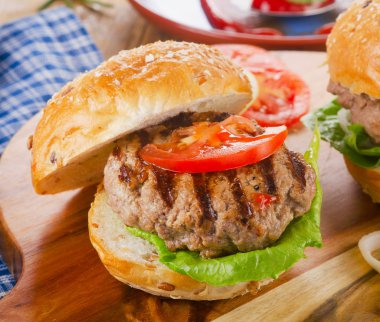 Taze ev yapımı hamburger ahşap kesme tahtası. 