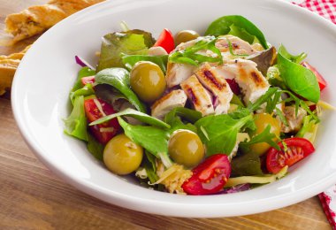 Eski ahşap bir masa üzerinde tavuk taze salata