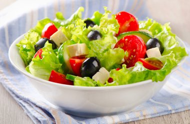 Peynirli sebze salatası.