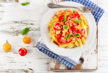 Makarna tavuk, Bolognese sos, Parmesan peyniri ve fesleğen ile.