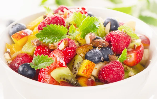 Miska ze zdravých Čerstvý ovocný salát s medem. — Stock fotografie