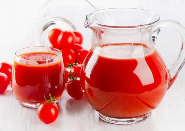 Tomatensap in kruik en glas — Stockfoto