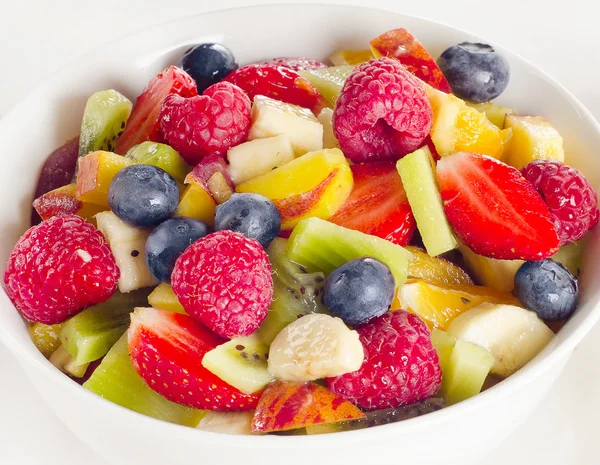 Kom met een gezonde verse fruitsalade. — Stockfoto