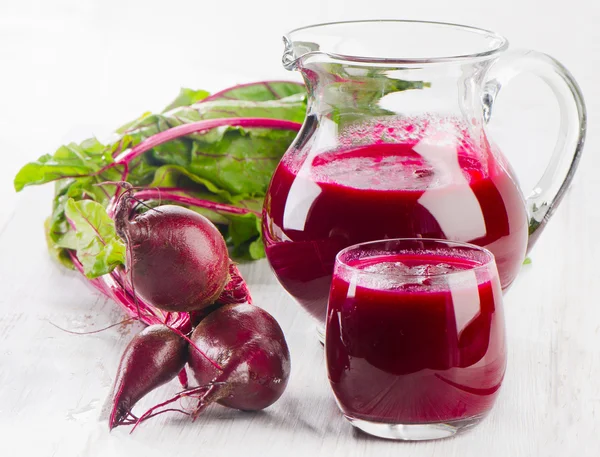 Beetroot  juice and fresh beetroots — Stock Photo, Image