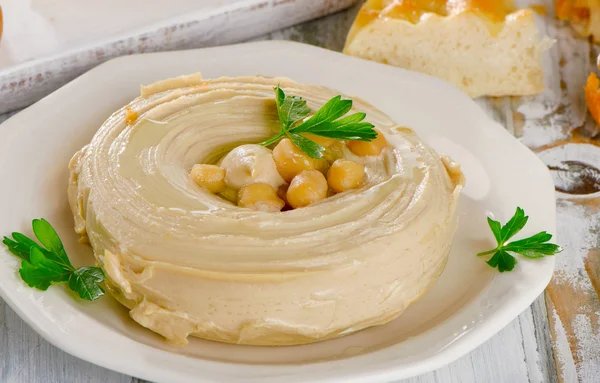 Sağlıklı bir krem humus tabak. 