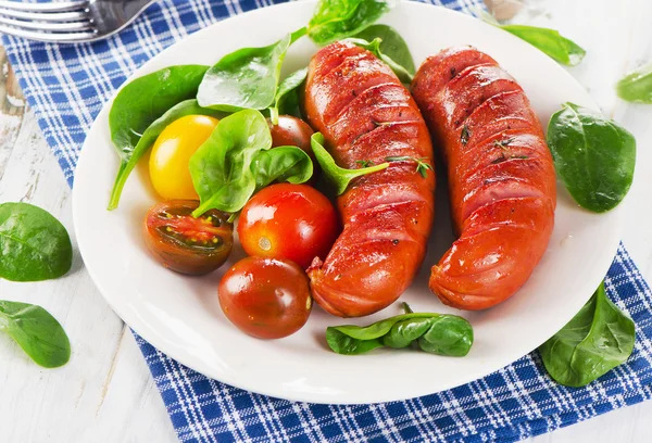 Kızarmış sosis taze sebze ile.