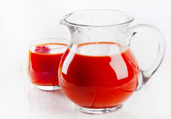 Jugo de tomate en una jarra y un vaso — Foto de Stock