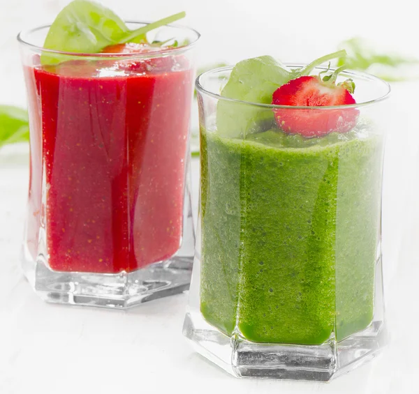 Healthy Spinach and strawberry smoothies — Stock Photo, Image