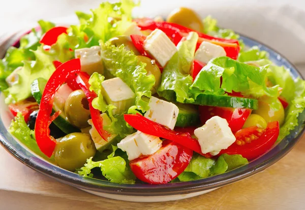 Čerstvý salát se sýrem feta a olivami  . — Stock fotografie