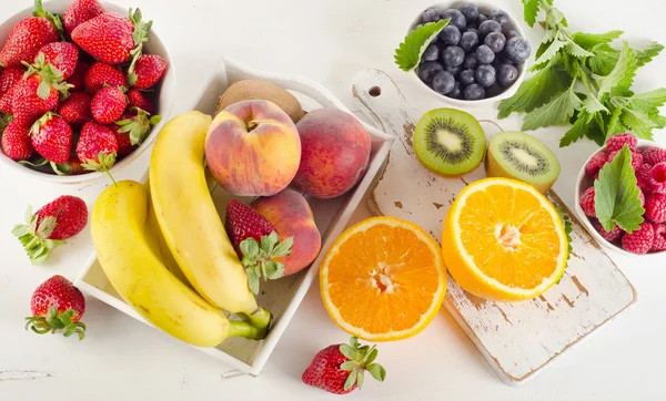 Змішані свіжі фрукти та ягоди. Здорове харчування . — стокове фото