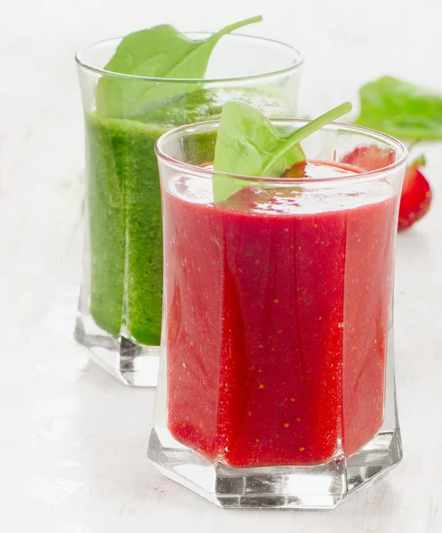 Batidos de espinacas y fresas en vasos . —  Fotos de Stock