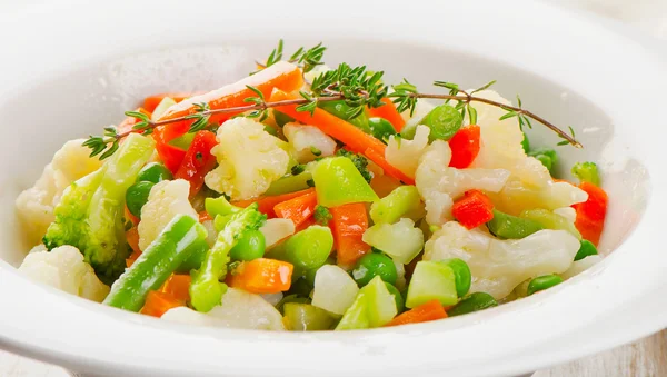 Warzywa wymieszać w misce biały. — Zdjęcie stockowe