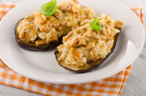 Ugnsbakad aubergine med kantareller på vit platta. — Stockfoto