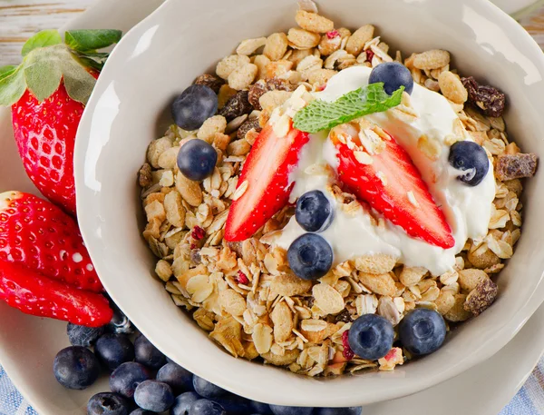 Café da manhã - bagas, iogurte e muesli . — Fotografia de Stock