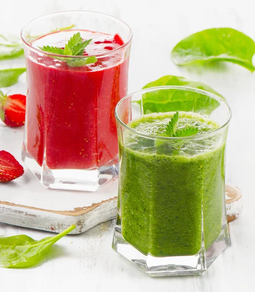 Sağlıklı taze ıspanak ve çilek smoothie — Stok fotoğraf