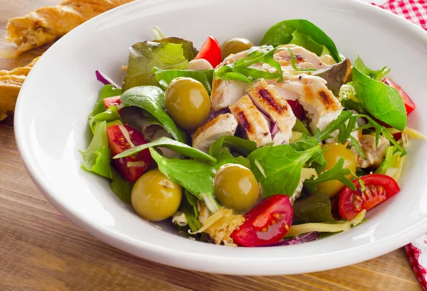 Eski ahşap bir masa üzerinde tavuk taze salata