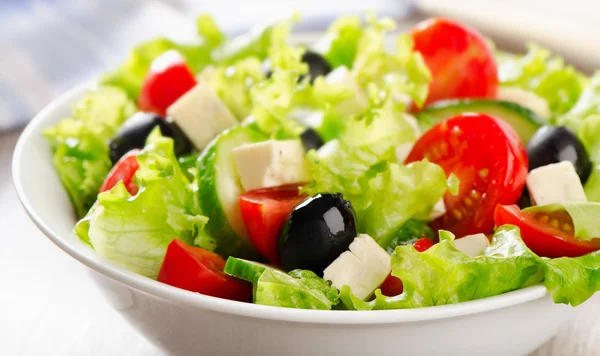 Салат из свежих овощей с феттой — стоковое фото