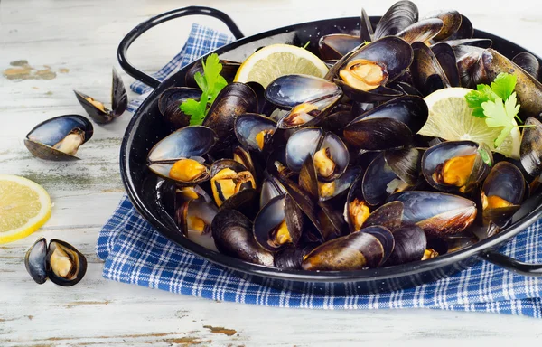 Copper pot of gourmet mussels — Stock Photo, Image