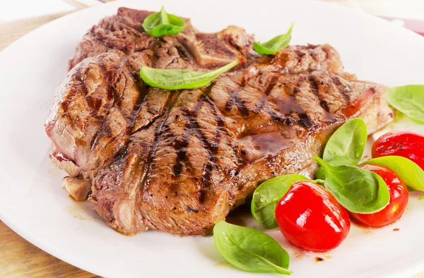 Bistecca T-bone servita con insalata di erbe — Foto Stock