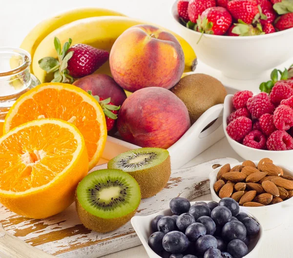 Karışık taze meyve ve çilek. Beslenme.