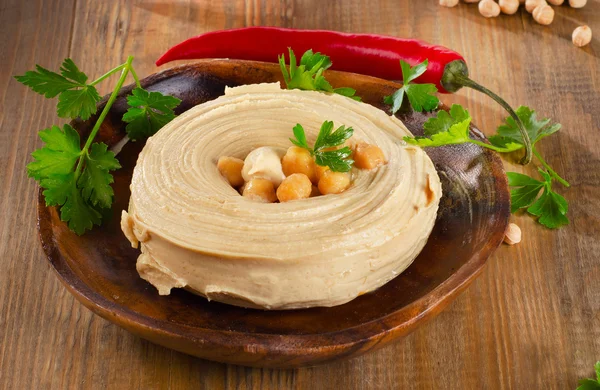 Placa de Hummus cremoso casero . — Foto de Stock