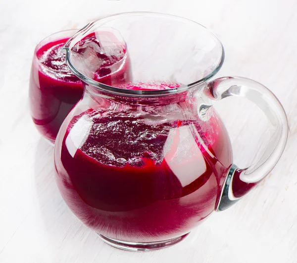 Rode bieten sap in een glas kruik — Stockfoto