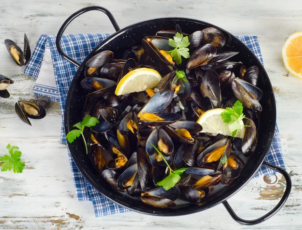 Copper pot of gourmet mussels served on a napkin garnished with — Stock Photo, Image