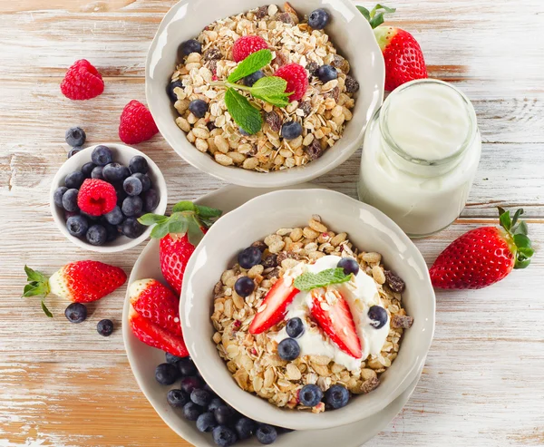Healthy Breakfast with ripe  berries, yogurt  and  muesli. — Stock Photo, Image