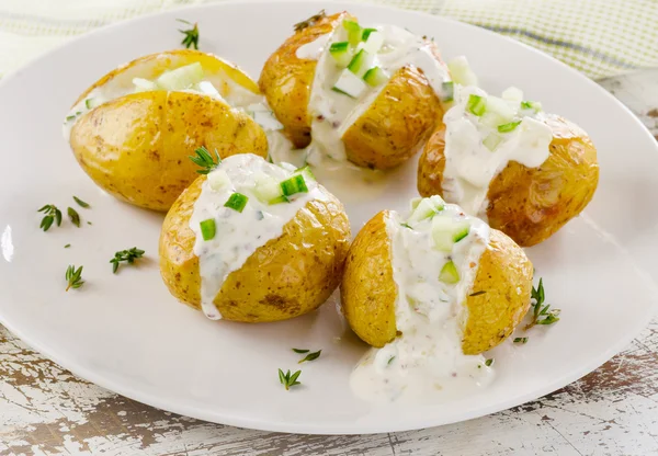 bir plaka üzerinde fırında patates. 