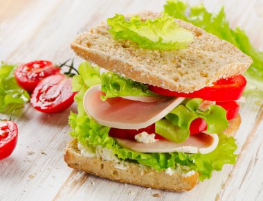 Türkiye ve sebze ile sandviç