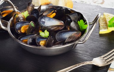 Yemek pişirme içinde haşlanmış midye