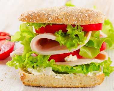 Sandviç taze domates ile