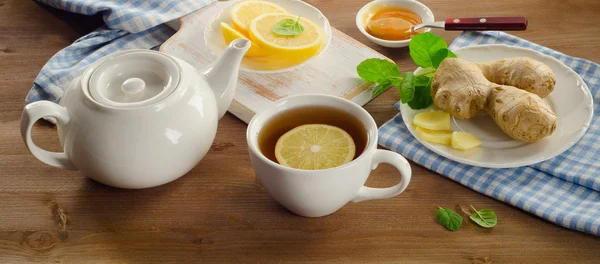 Tasse mit Tee und Teekanne — Stockfoto