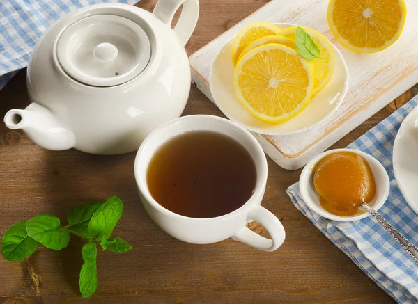 Teekanne und Tasse mit Tee mit Zitrone — Stockfoto